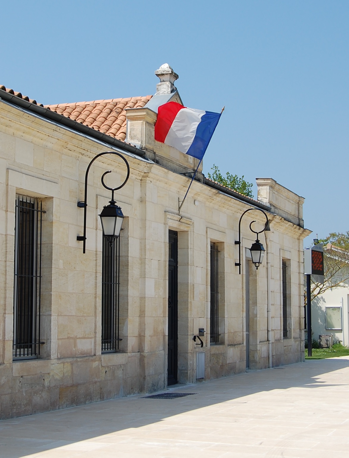 Horaires d’ouverture de la Mairie du lundi au vendredi de 8h30 à 12h et de 14h à 17h30